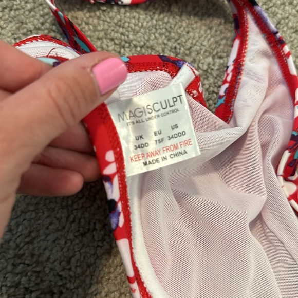 MAGISCULPT 34DDD red floral bikini top 😎 - Picture 5 of 5